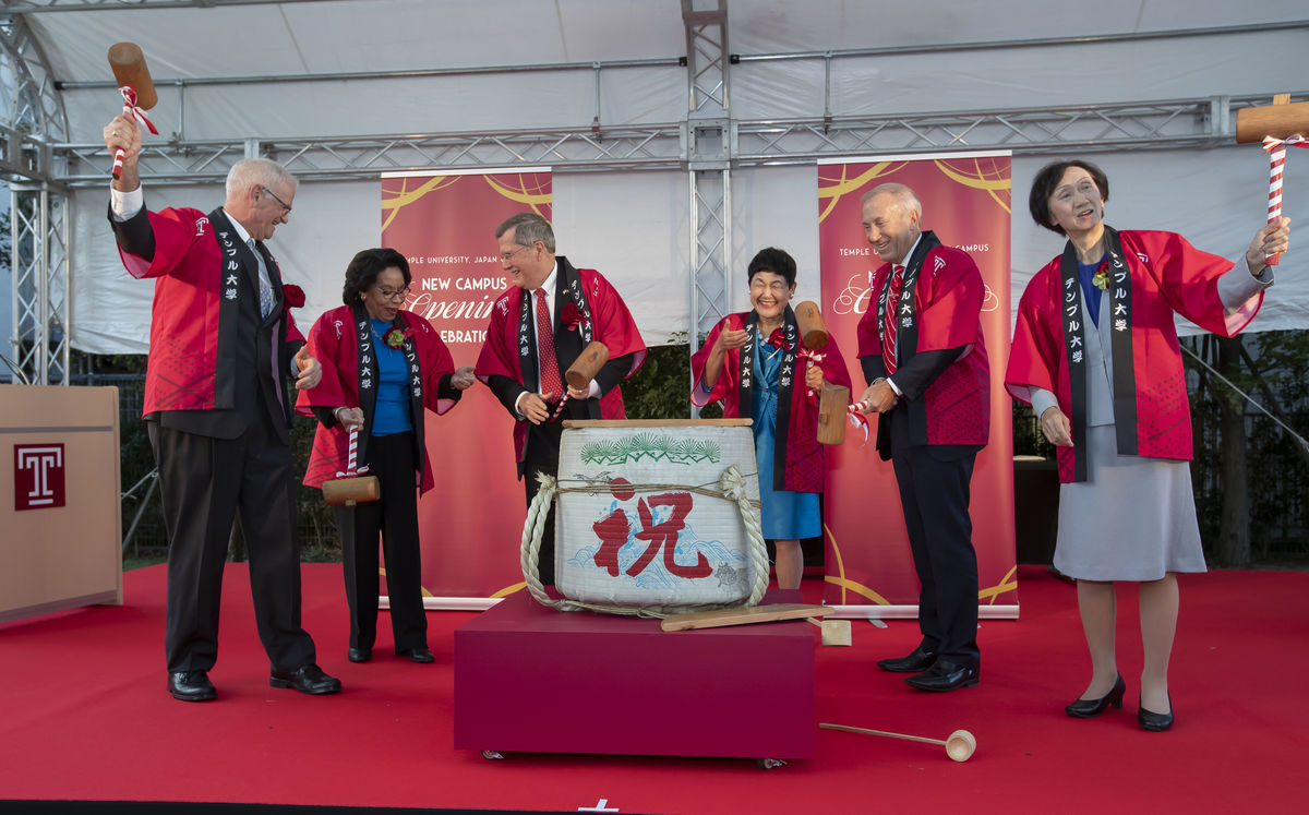 Temple University and Show Women's University leadership break open a sake barrel together to mark the grand opening of TUJ's new campus in Setagaya City, Tokyo. 