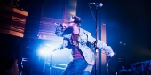 Dan Campbell performing on stage while wearing a Temple t-shirt.