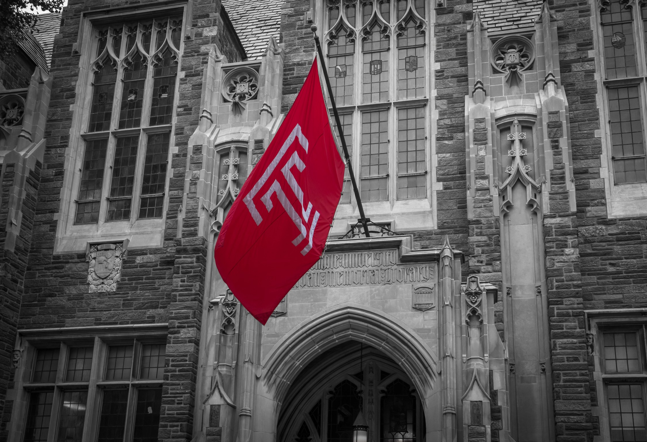 Image of a Temple flag flying on Main Campus.