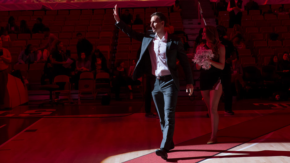 Pepe Sanchez waving as he walks across a gym.