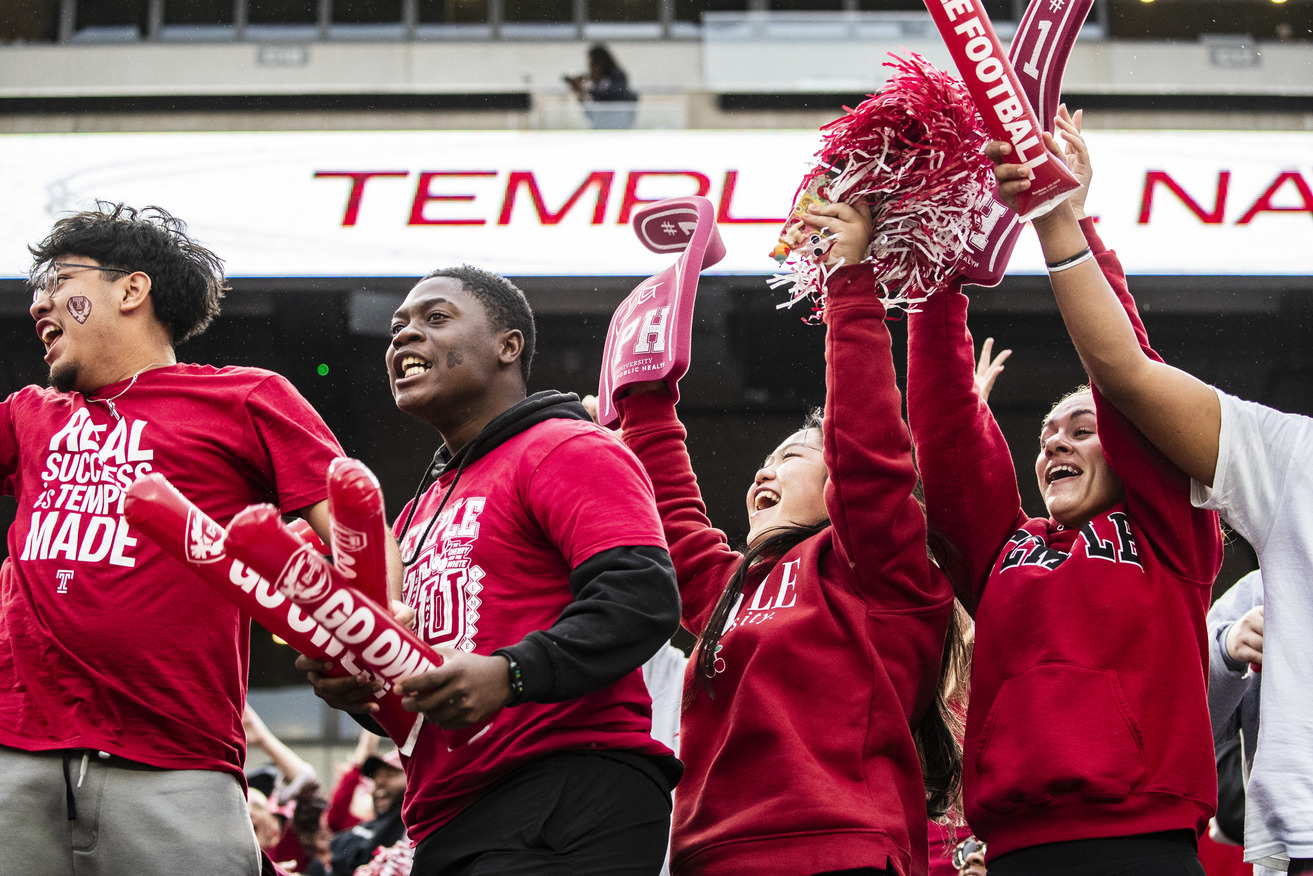 Image of alumni at Temple University’s Homecoming event.
