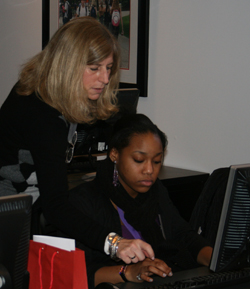 Betsy Leebron Tutelman helps a local high school student during a blogging session