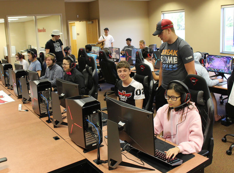 Students in the Temple Ambler Esports center