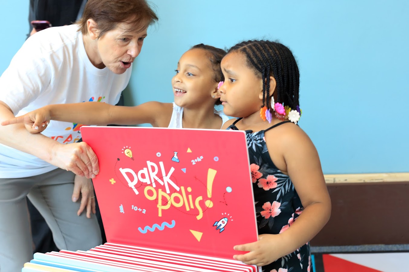 Kathy Hirsh-Pasek interacting with two young students