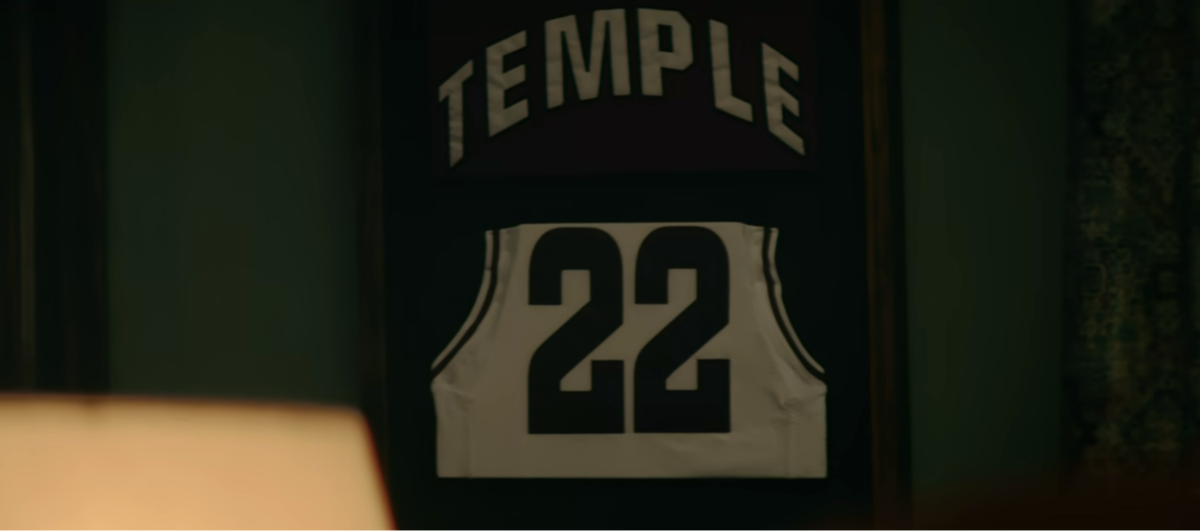 Camiseta de baloncesto Temple Vintage University con el número 22 en la espalda.