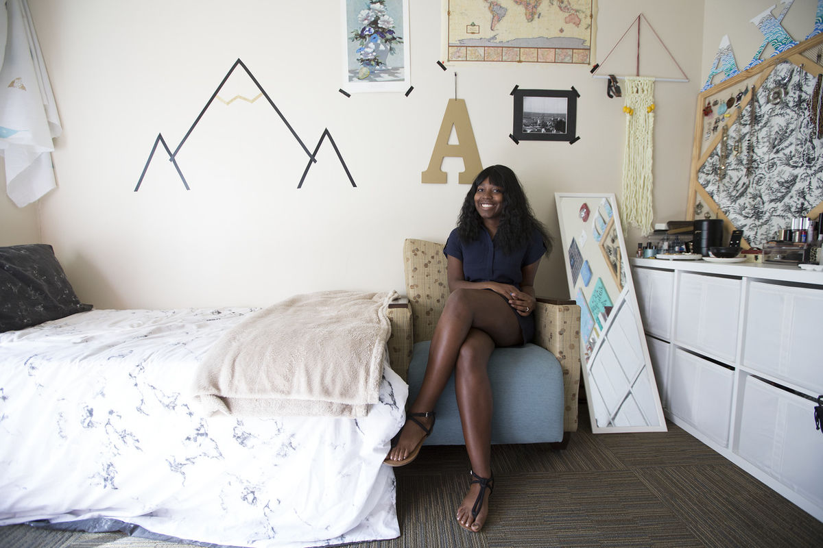 A student settling into her new dorm room