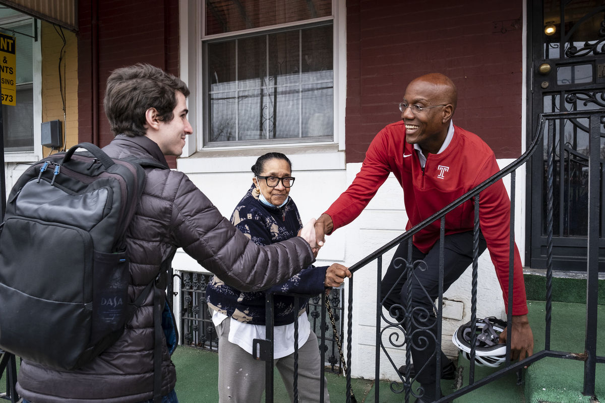 Image of Jason Wingard with student Daniel Eidenzon and Guadalupe Portillo.