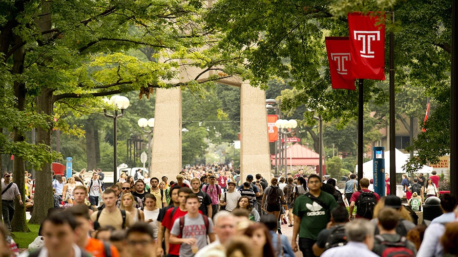 Students walking through Main Campus. 