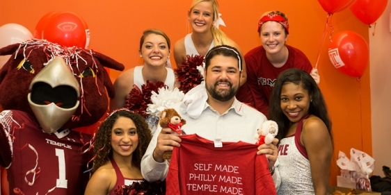 Temple cheerleaders and Hooter surprise an alumnus at the Comcast Building.