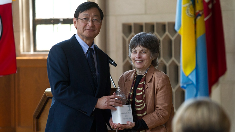 Rebecca Alpert accepting the Great Teacher Award from Temple’s provost.