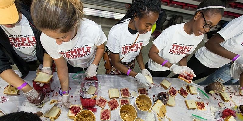 Temple students making peanut butter and jelly sandwiches