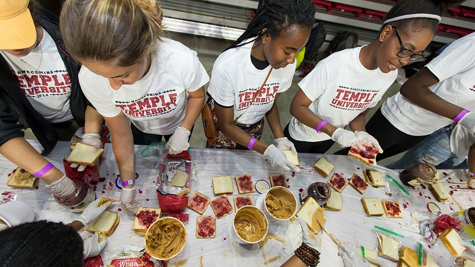 Temple students making peanut butter and jelly sandwiches