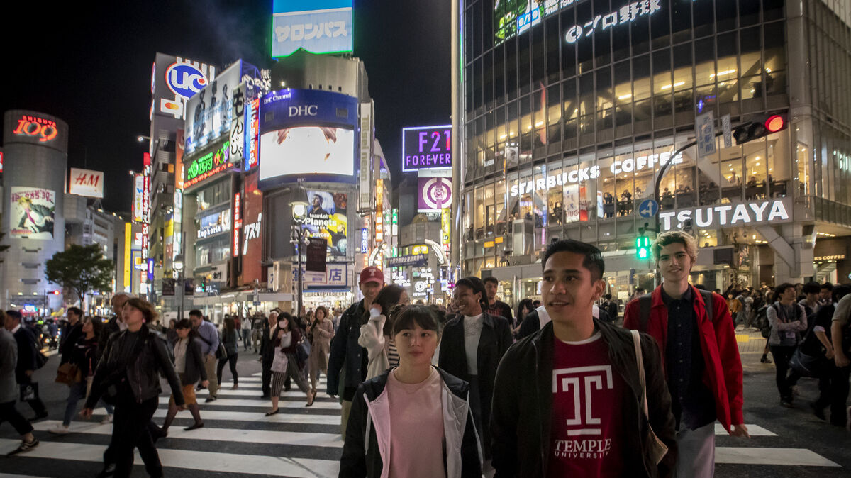 Image of Temple student studying abroad in the night life of Tokyo, Japan.