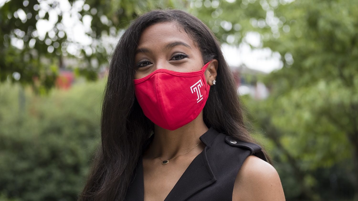 Marnice Charles from Klein College wearing a Temple branded mask. 