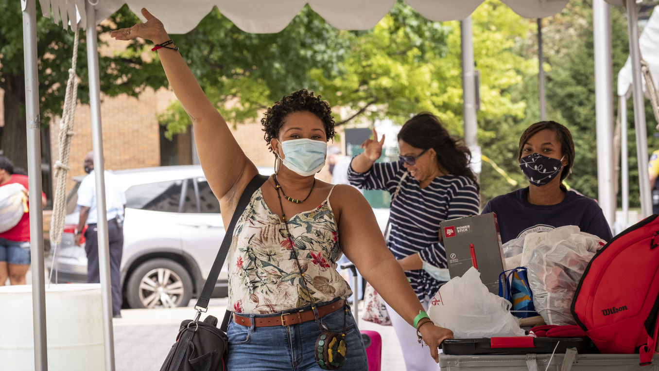 Temple students at move in at the beginning of the 2021 fall semester.