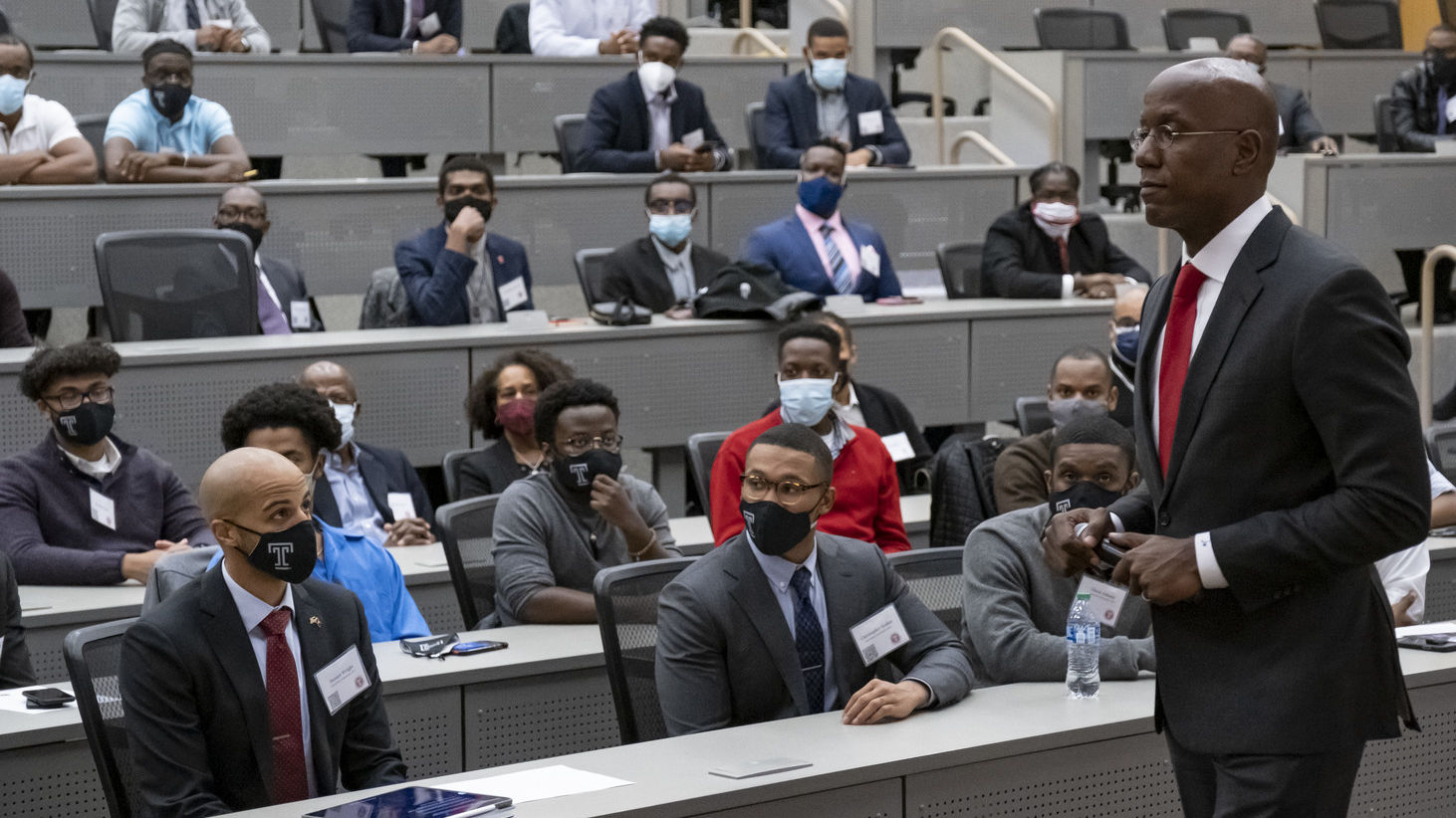 Image of Temple President Jason Wingard speaking in the Lewis Katz School of Medicine auditorium.