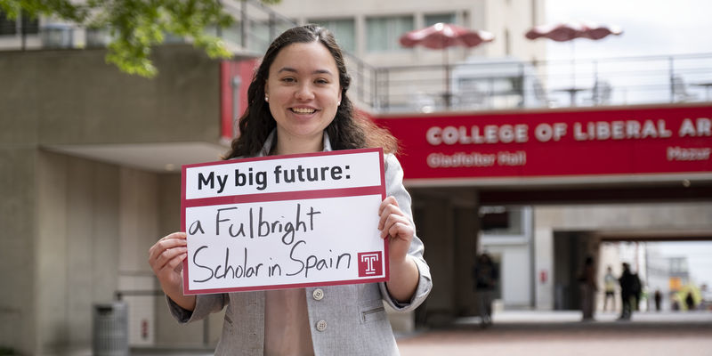 Julia Mayro holding a sign that says a Fulbright scholar in Spain
