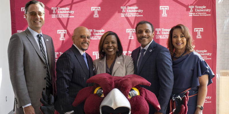 Temple and Philadelphia officials posing with Hooter