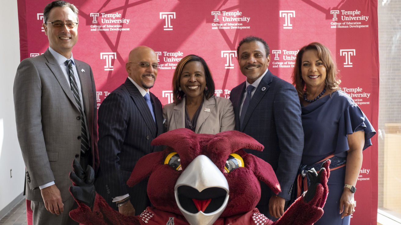 Temple and Philadelphia officials posing with Hooter