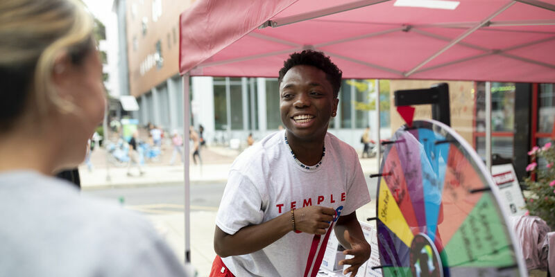 A Temple Votes ambassador with a student at a tabling event