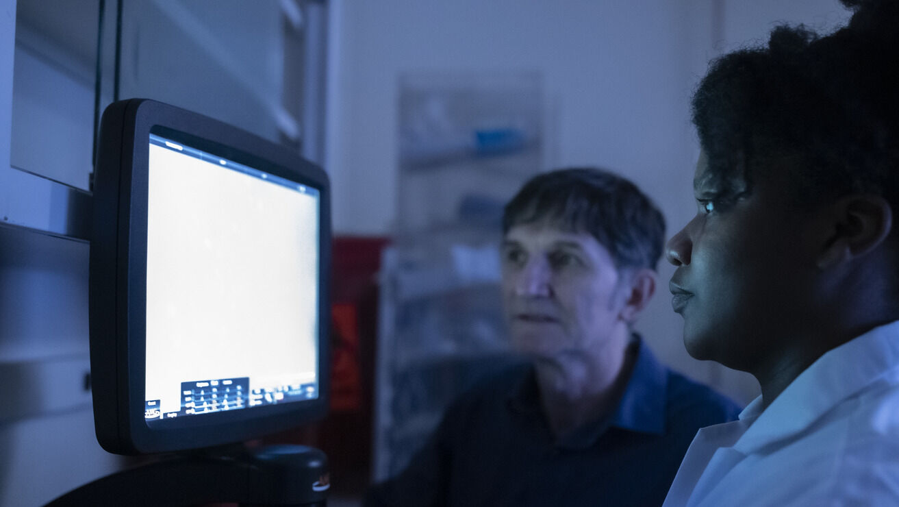 Image of Xavier Graña and an undergraduate student researcher.