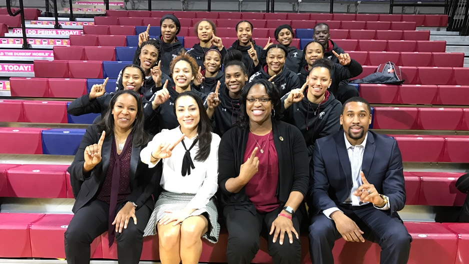 the Temple women’s basketball team holding up their fingers to signify No. 1.