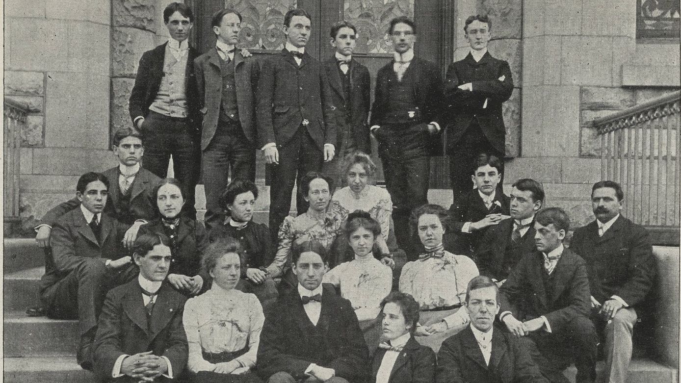 A group photo of the Class of 1900.