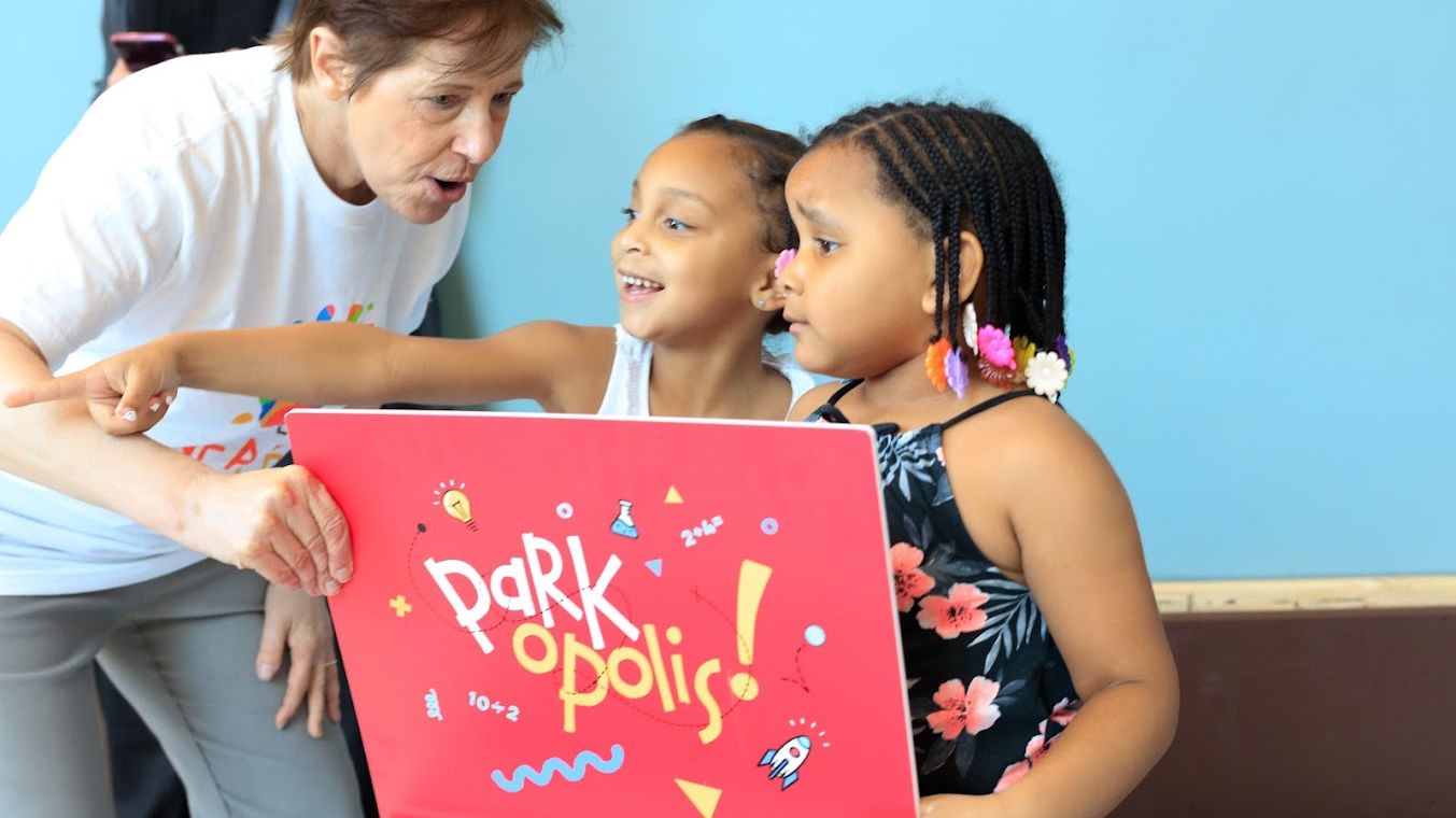 Kathy Hirsh-Pasek interacting with two young students