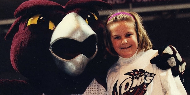 Hooter posing with 6-year-old Gabrielle Labolito.