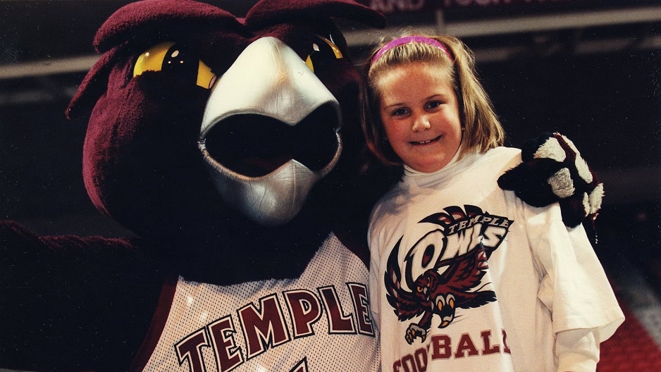 Hooter posing with 6-year-old Gabrielle Labolito.