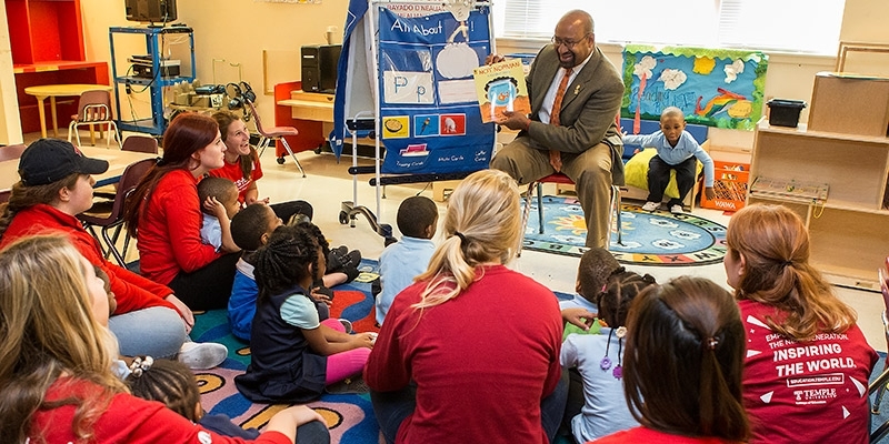 Mayor Michael Nutter reads a children’s book in a Philadelphia classroom.