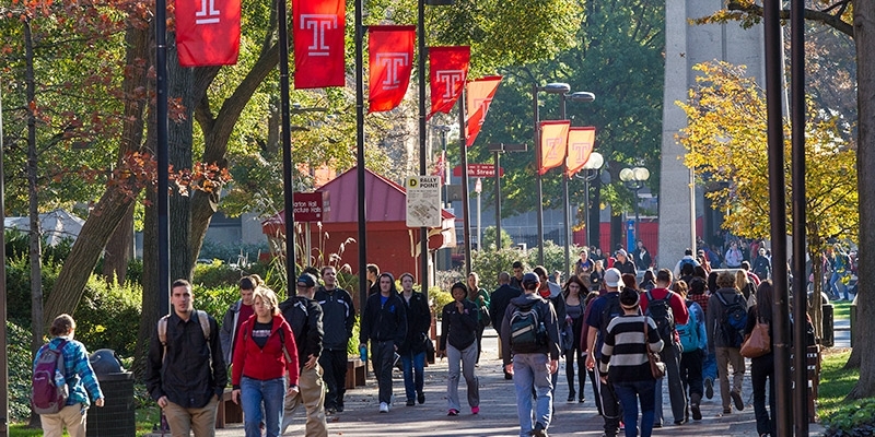 A crowd of students walking through Temple’s Main Campus.