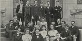 A group photo of Temple's Class of 1900.