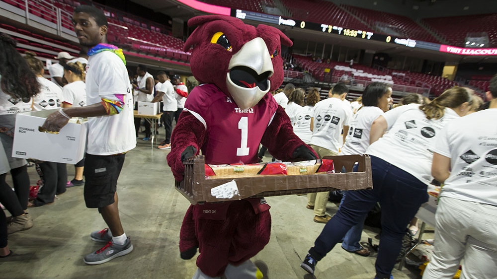 Hooter carrying a tray of bread. 